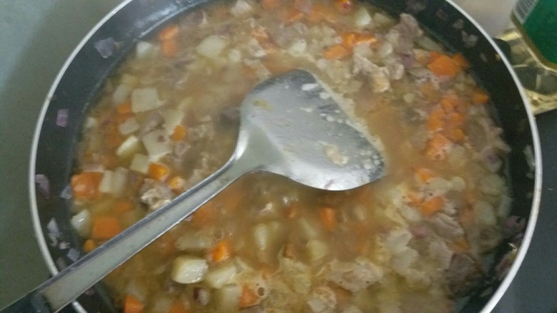 牛腩咖喱饭,加淘米水,或者水,放点盐。