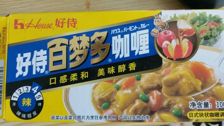牛腩咖喱饭,锅里加入两小块的咖喱块,煮到水粘稠就行。
