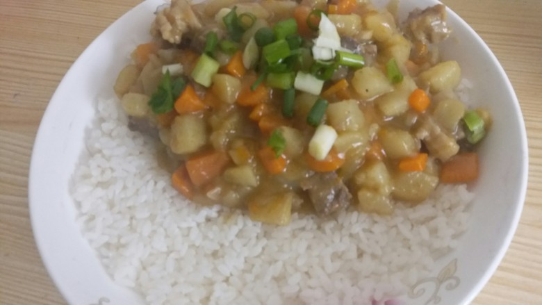 牛腩咖喱饭,浇上咖喱,撒点葱花,就可以吃了。