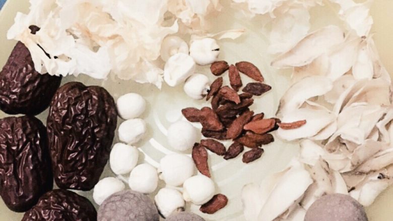 滋补养颜汤,把所有材料准备好～<a style='color:red;display:inline-block;' href='/shicai/ 232'>银耳</a>泡一两个小时；<a style='color:red;display:inline-block;' href='/shicai/ 2470'>红枣</a>去核；干桂圆去壳；觉得<a style='color:red;display:inline-block;' href='/shicai/ 674'>莲子</a>芯苦的可以去芯，不过<a style='color:red;display:inline-block;' href='/shicai/ 674'>莲子</a>芯下火挺好的