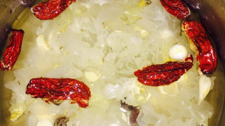 滋补养颜汤,银耳泡好后，连同桂圆、百合、红枣、莲子一起放入小锅中，加适量水煮开后转小火～