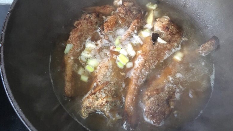 红烧小黄花鱼,另起锅,将鱼放入,倒入水,没过鱼。放入葱姜蒜,食盐,少许料酒,糖,醋,生抽,十三香,大火烧开