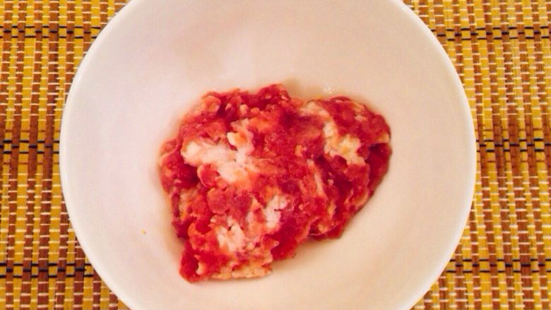 鱼香茄子,将<a style='color:red;display:inline-block;' href='/shicai/ 428'>五花肉</a>洗净去皮,剁成肉末。