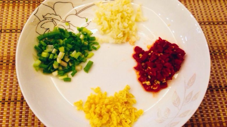 鱼香茄子, 将蒜姜切末,<a style='color:red;display:inline-block;' href='/shicai/ 7079'>泡辣椒</a>剁碎,<a style='color:red;display:inline-block;' href='/shicai/ 94198'>小香葱</a>切成葱花(葱白和葱叶分开)。