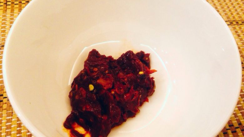 鱼香茄子,把<a style='color:red;display:inline-block;' href='/shicai/ 11801'>郫县豆瓣</a>酱剁碎备用。