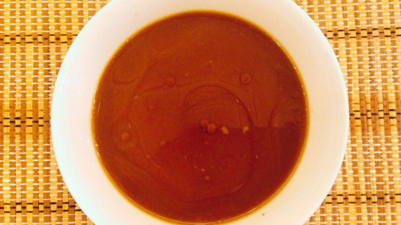 鱼香茄子,取干净的碗调入盐1g,<a style='color:red;display:inline-block;' href='/shicai/ 717'>味精</a>,<a style='color:red;display:inline-block;' href='/shicai/ 788'>生抽</a>,老陈醋,<a style='color:red;display:inline-block;' href='/shicai/ 718'>料酒</a>,<a style='color:red;display:inline-block;' href='/shicai/ 847'>香油</a>,水淀粉调成味汁。