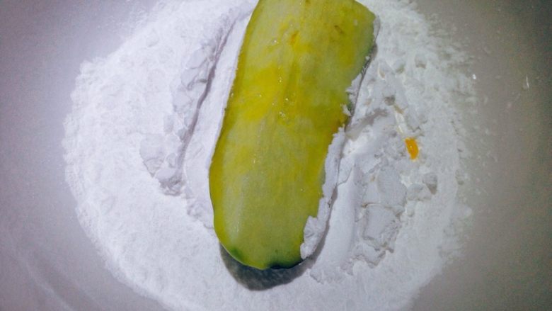 鱼香茄子,<a style='color:red;display:inline-block;' href='/shicai/ 9'>鸡蛋</a>内加入盐1g搅拌打匀,将腌制好的茄子倒掉脱出的水分,裹上蛋液,然后粘上干淀粉,再裹一层蛋液。