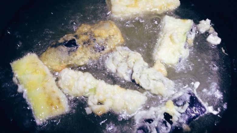 鱼香茄子,炒锅内加入<a style='color:red;display:inline-block;' href='/shicai/ 846'>色拉油</a>100g左右,油温烧至4成热,将裹好蛋液和淀粉的茄子逐个下入油锅炸制。