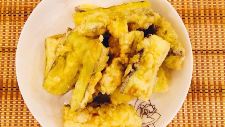 鱼香茄子,茄子炸至表面微黄时,捞出沥油备用,将炸过茄子的油过滤备用。