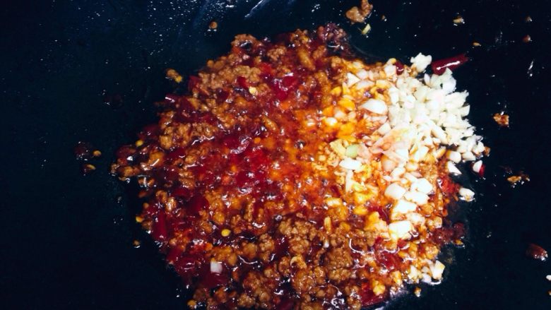 鱼香茄子,加入蒜姜末翻炒出香味。