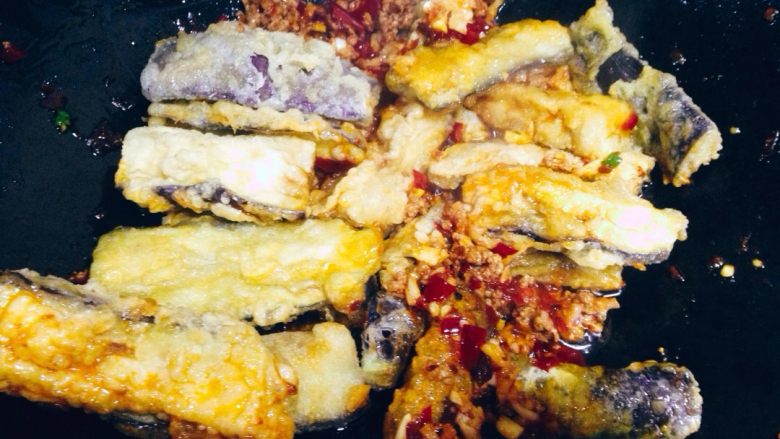 鱼香茄子,将炸好的茄子加入锅中翻炒均匀。