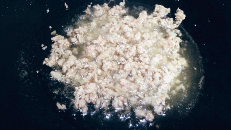 鱼香茄子,干净炒锅内加入之前滤出来色拉油40g,油温烧至四成热时,锅内下入肉末翻炒至肉末颜色变白。