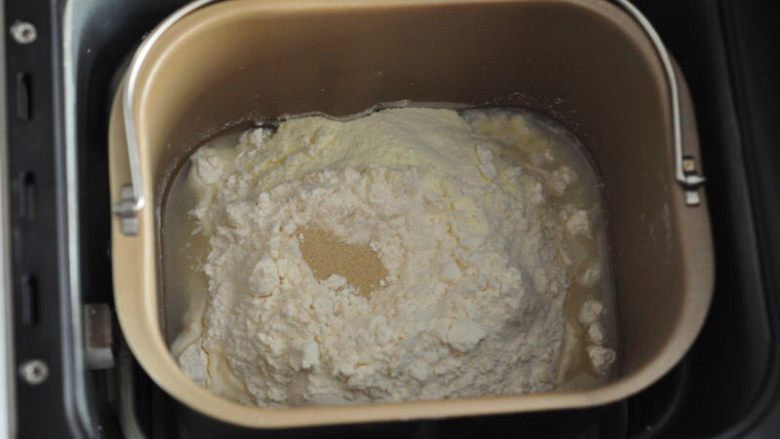 火遍大江南北的乳酪包,除无盐黄油外将所有材料混合,揉成光滑的面团,加入无盐黄油揉至扩展阶段(可以拉出稍具透明的薄膜)。