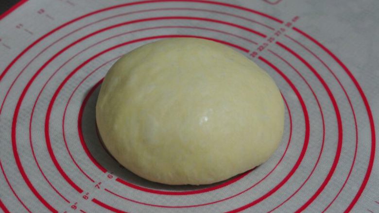 火遍大江南北的乳酪包,将排气后的面团进行滚圆,表面呈光滑状。