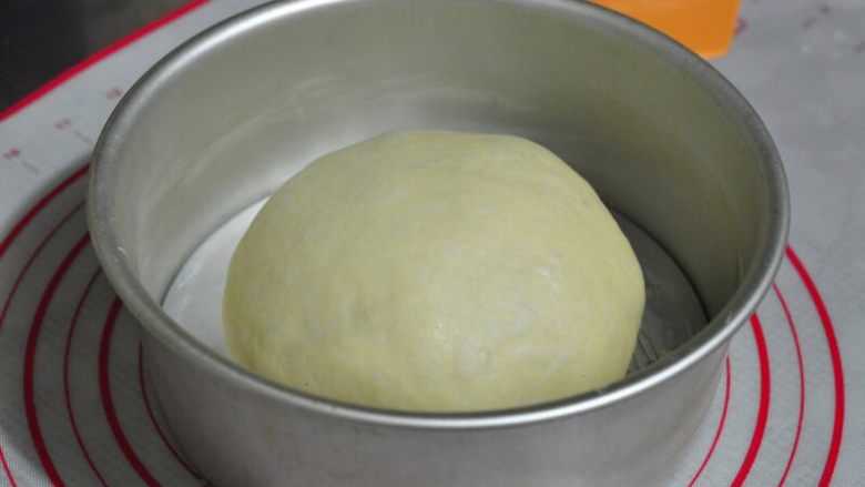火遍大江南北的乳酪包,面团放入模具内(不带不沾涂层的模具要进行涂油的处理,我用的是六寸圆模)。