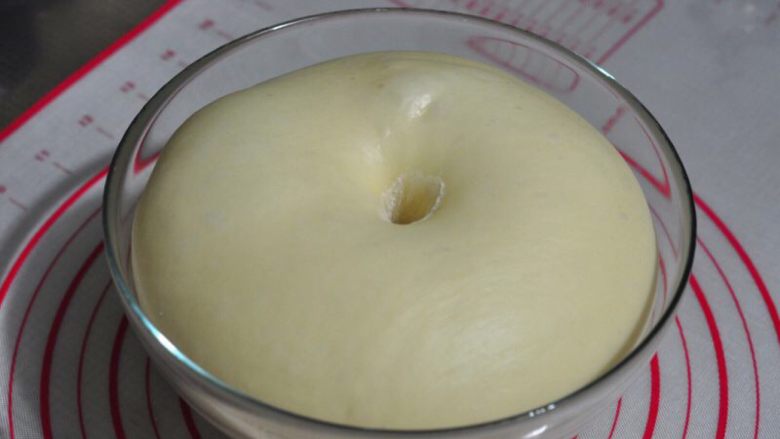 火遍大江南北的乳酪包,面团加盖保鲜膜放到温暖处进行基础发酵2-2.5倍大(温度为28度左右),发酵好的面团用手指蘸上<a style='color:red;display:inline-block;' href='/shicai/ 550'>高筋面粉</a>,插入面团中,洞口即不回缩也不凹陷。