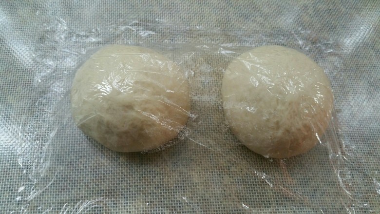 佛卡恰面包,面团排气分成两份,松弛15分钟