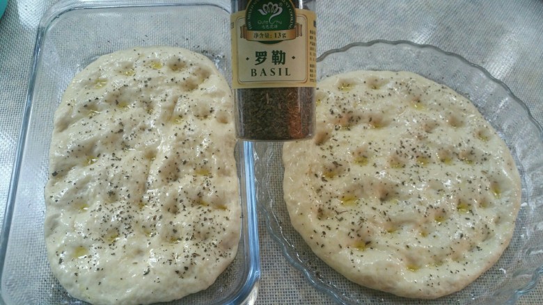 佛卡恰面包,表面刷上一层橄榄油,撒上适量罗勒碎