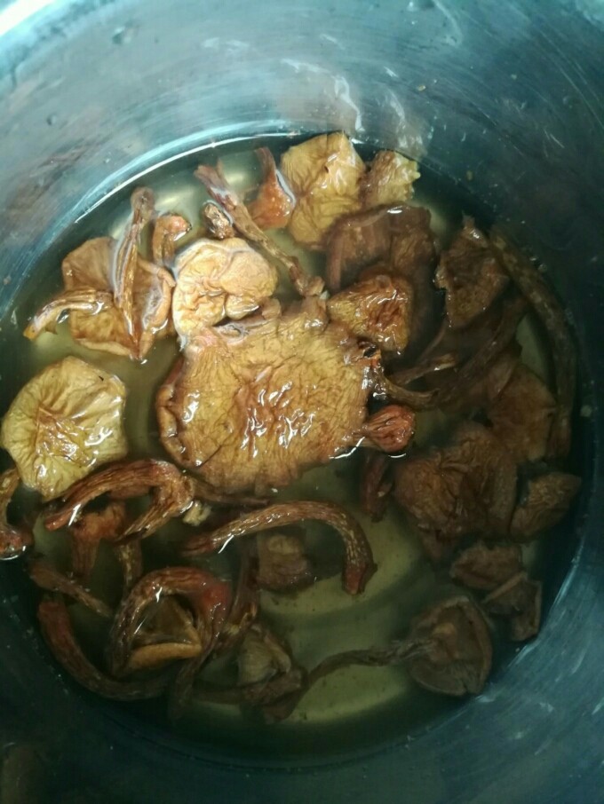 杂菌猪肚汤,花菇和滑子菇提前泡发,洗净。(滑子菇菌盖里的杂质很多,要洗很多次)
