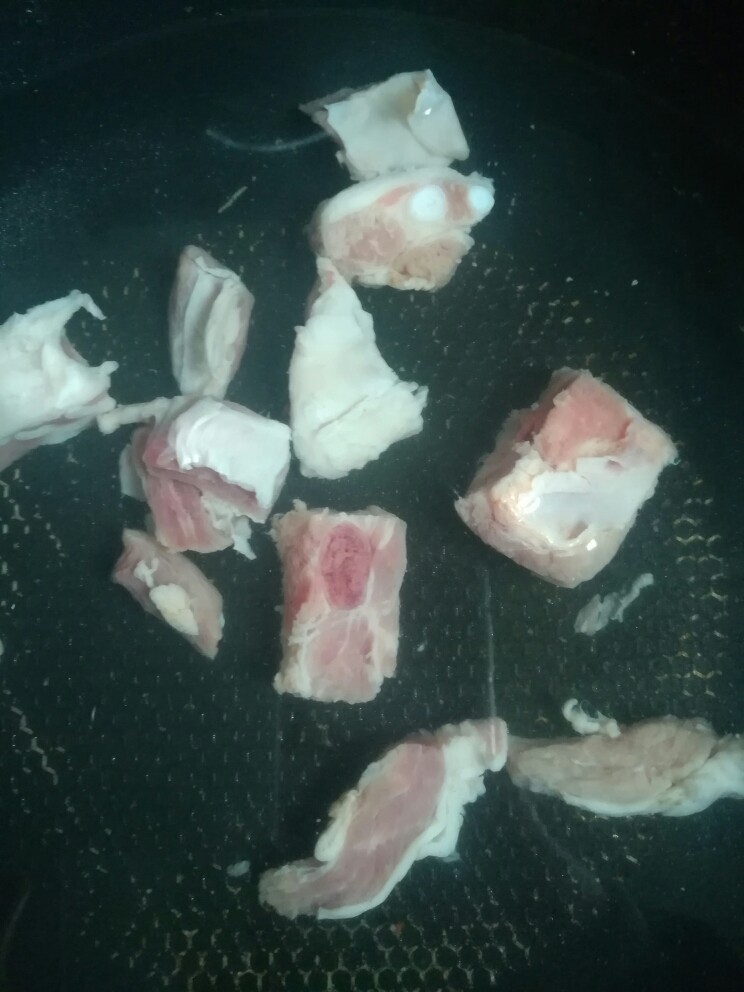 杂菌猪肚汤,坐锅烧水,排骨焯水后捞起。