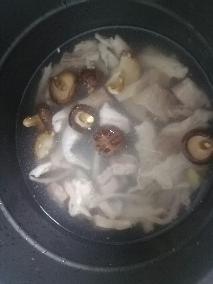 杂菌猪肚汤,把猪肚、排骨、两种菌子、薏米、姜片倒入电饭锅,加适量水,炖半小时。