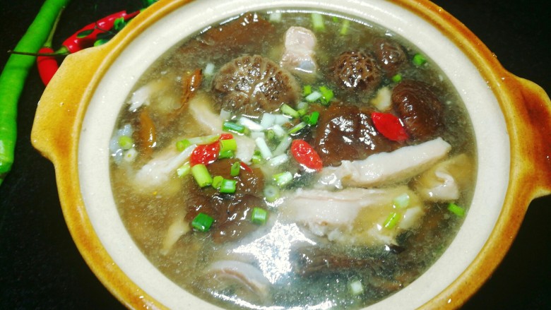 杂菌猪肚汤,味道鲜美,营养丰富的杂菌排骨肚片汤新鲜出炉。