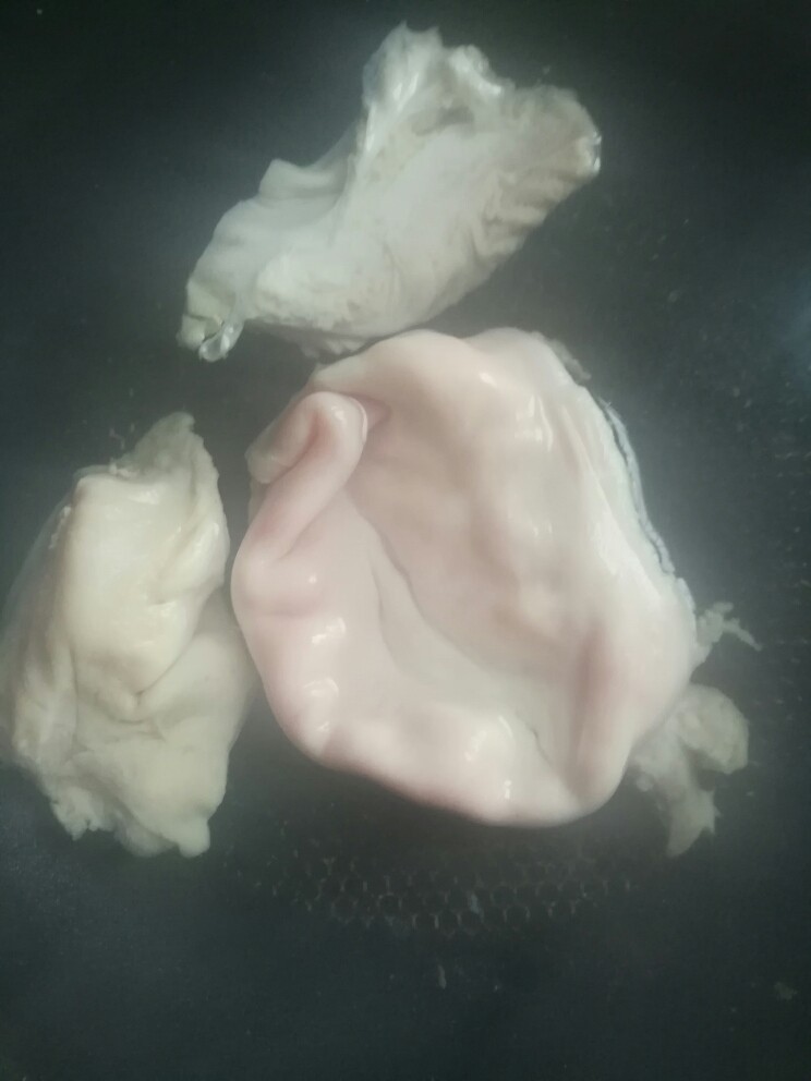 杂菌猪肚汤,加两片姜,焯猪肚,捞起洗净泡沫。
