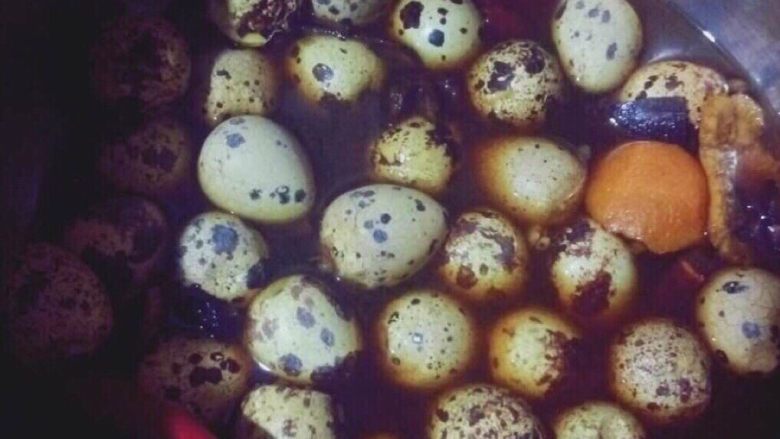 卤鹌鹑蛋,。关火,如果现在吃的话还是没什么味道的,要放上一夜,第二天早上起来热一下,就可以吃了,很入味,夏天还可以放冰箱冷藏哦!