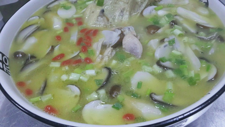 松茸枸杞炖乳鸽