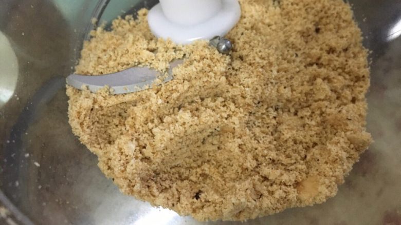 奥利奥芒果木糠杯,如图,打到这种程度就差不多了,没有料理界的也可以将饼干放入袋子中,用擀面杖碾碎