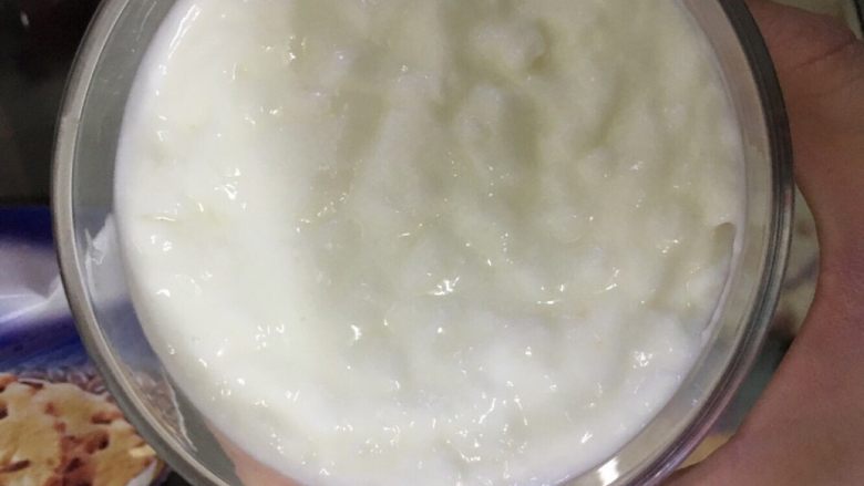 奥利奥芒果木糠杯,再铺一层酸奶,用勺子背铺平