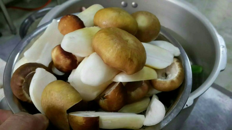 松茸枸杞炖乳鸽,<a style='color:red;display:inline-block;' href='/shicai/ 2987'>松茸</a>焯水冲凉,用鸡汤煲出香味捞出备用