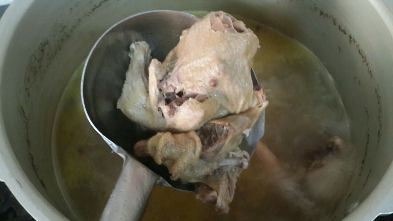 松茸枸杞炖乳鸽,高压锅25分钟后开盖加盐炖10分钟,捞出乳鸽
