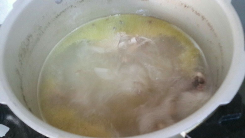 松茸枸杞炖乳鸽,用汤炖松茸5-10分钟,把乳鸽放一起烧开加味精