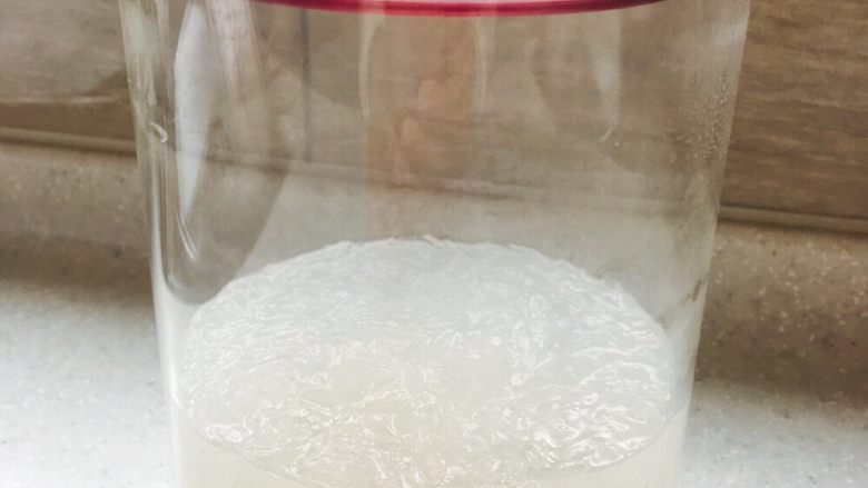 炖燕窝,晾凉,放入玻璃罐内,冰箱冷藏保存一周。每次食用时取出适量,就很方便了
