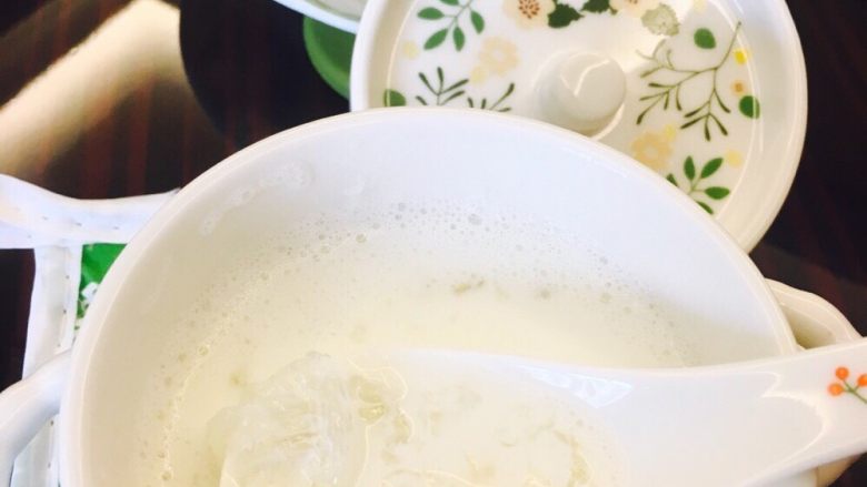炖燕窝,加入牛奶搅拌均匀,享用美味吧