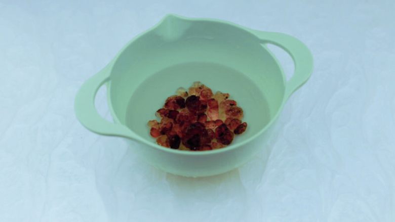 银耳桃胶羹,<a style='color:red;display:inline-block;' href='/shicai/ 2530'>桃胶</a>加水,泡发