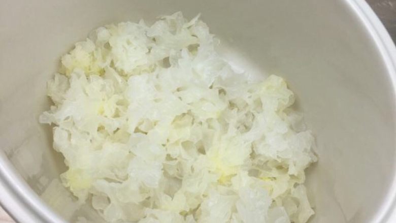 银耳桃胶羹,沥好水的银耳放入锅中,(我用的是2L的电子炖锅)