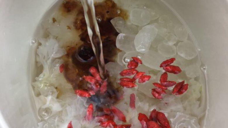 银耳桃胶羹,加入水