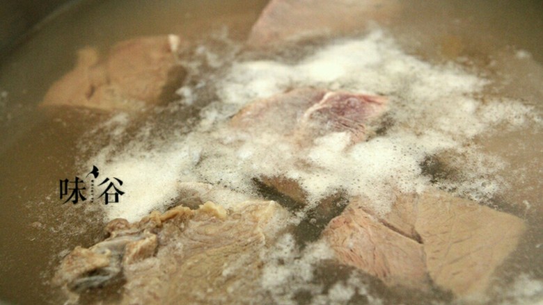 麻辣牛肉条,<a style='color:red;display:inline-block;' href='/shicai/ 216'>牛肉</a>切块放到锅里加清水煮开,撇去血沫,洗干净。