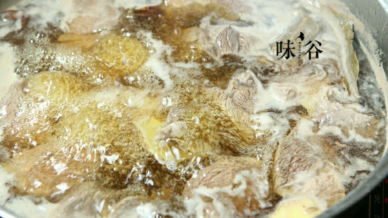 麻辣牛肉条,重新装一锅水，放入材料（<a style='color:red;display:inline-block;' href='/shicai/ 718'>料酒</a>、<a style='color:red;display:inline-block;' href='/shicai/ 692'>酱油</a>、盐、<a style='color:red;display:inline-block;' href='/shicai/ 37'>姜</a>、<a style='color:red;display:inline-block;' href='/shicai/ 3742'>香料</a>），把牛肉放进去煮四十分钟左右。