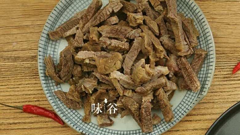 麻辣牛肉条,卤好的牛肉捞起晾凉,切成长条形。