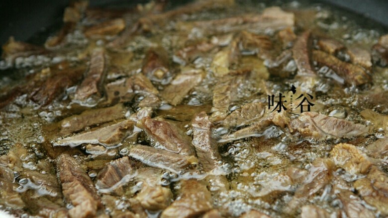 麻辣牛肉条,油热后放入牛肉,刚开始炸的时候油会变浑浊,到慢慢变清澈说明牛肉的水分已经榨干了,可以把牛肉捞起了。