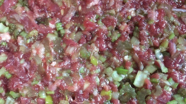 牛肉芹菜馅蒸饺,和面没来得及拍照片,😅!直接和馅:把除了<a style='color:red;display:inline-block;' href='/shicai/ 519'>面粉</a>之外的材料都放在一起啦!手带保鲜袋抓一抓会更均匀啊!