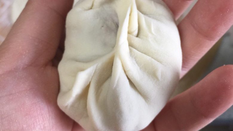 牛肉芹菜馅蒸饺,蒸饺和煮饺不同,蒸饺要带“花儿”,就是褶子!