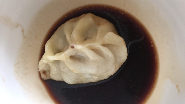 牛肉芹菜馅蒸饺,啦啦,蘸一下醋,更美味哈!不错不错,大家一起试试吧,特别好吃😋!