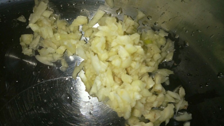 大葱爆炒虾,蒜剁碎，