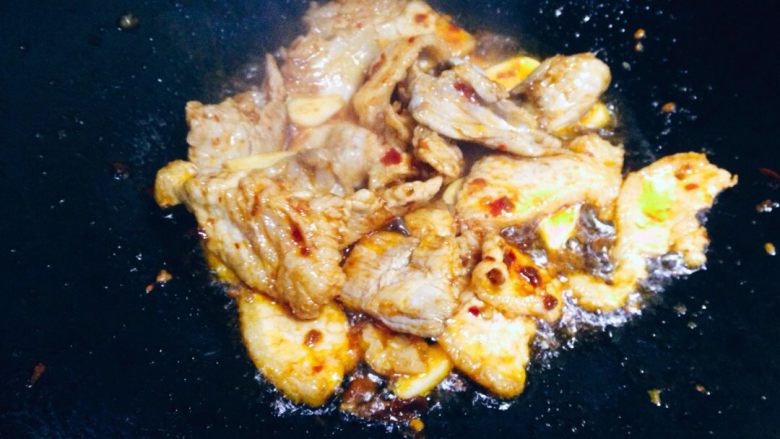 川味小炒肉,下入郫县豆瓣酱炒出红油,下入蒜姜片炒香。