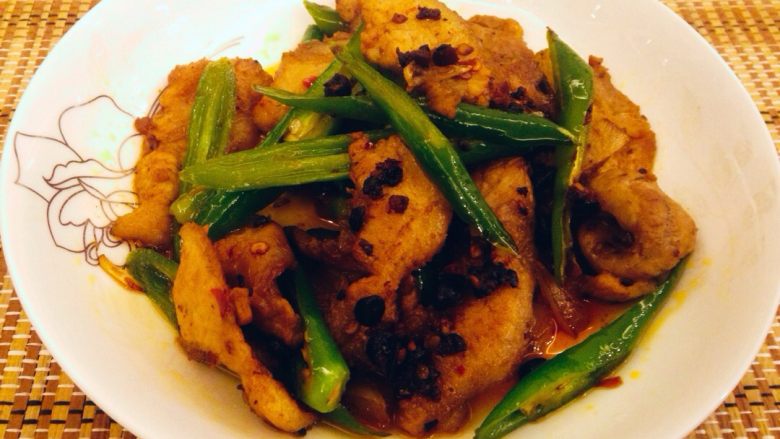 川味小炒肉,加入二荆条辣椒,中大火炒至断生即可出锅成菜。