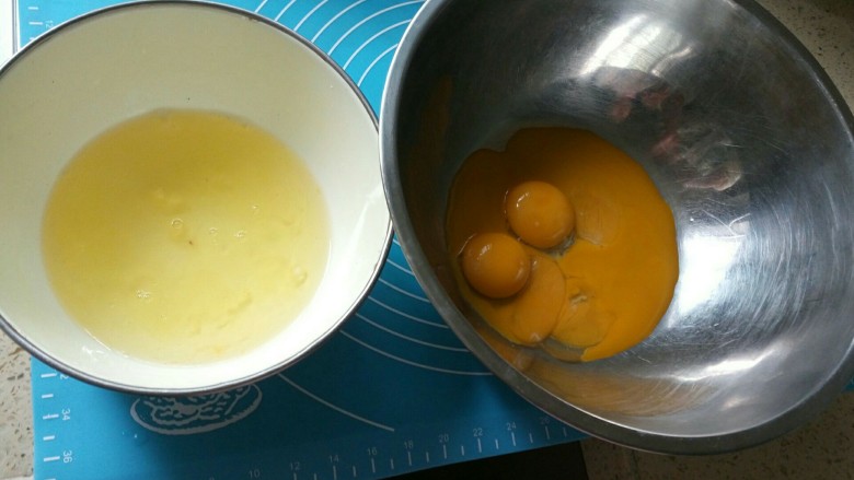 生日蛋糕,准备两个无油无水的器具,把蛋黄,蛋清,分离。
